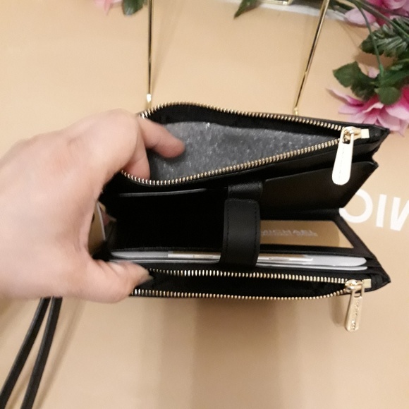Michael kors wristlet / wallet - Picture 4 of 5